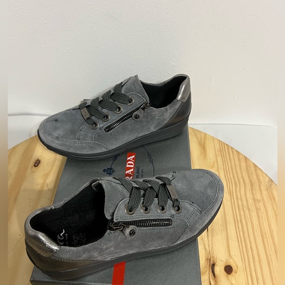 A R A - Picture 3 of 11